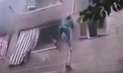 شاب بطل ينقذ أسرة كاملة من الحريق على مواسير الغاز