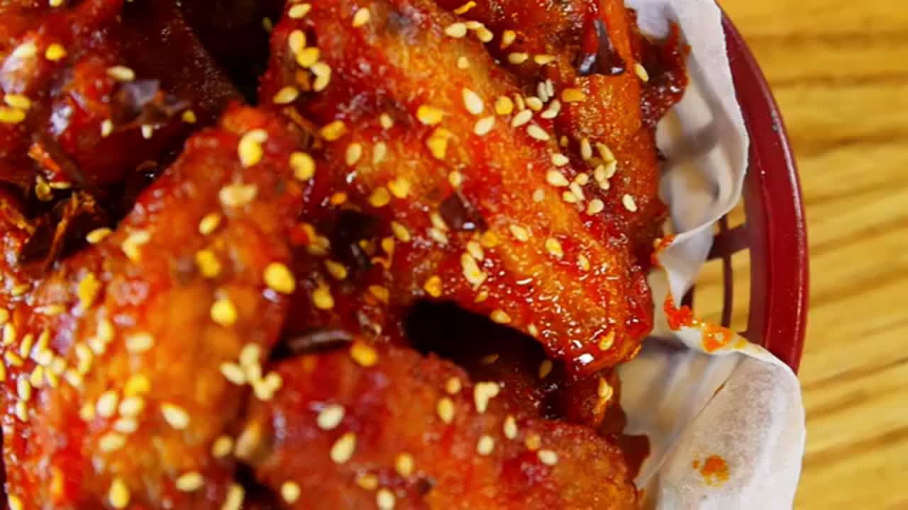 اجنحة الدجاج بصوص البافلو على طريقة ابو خيري